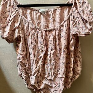 American Eagle Pink Floral Puff Sleeve Cropped Blouse (Short Sleeve)
